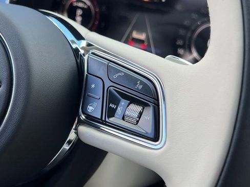 Used 2025 Bentley Bentayga image 30