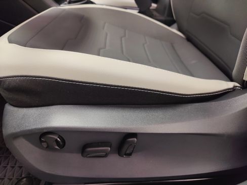 Used 2025 Volkswagen Taos SE image 13