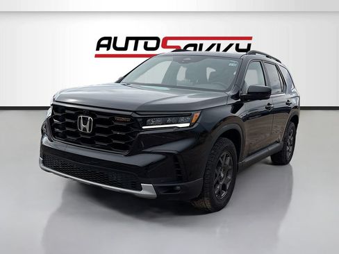 Used 2025 Honda Pilot TrailSport image 3