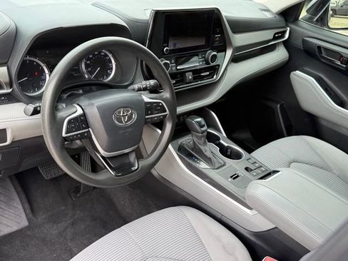 Used 2023 Toyota Highlander L FWD image 11
