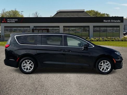 Used 2023 Chrysler Pacifica Touring-L image 2