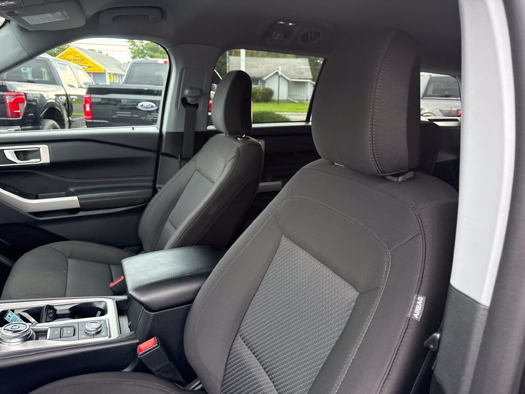Used 2023 Ford Explorer XLT AWD/4WD image 25