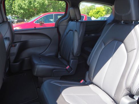 New 2025 Chrysler Voyager LX image 15