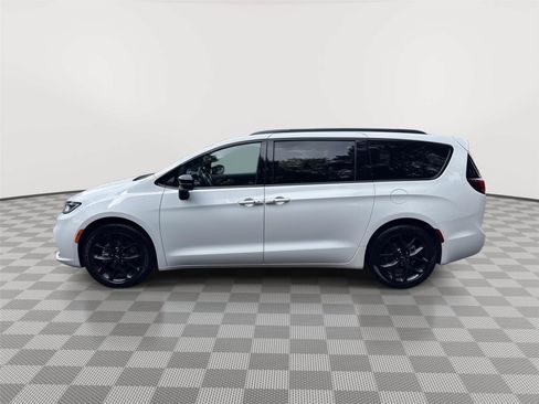 Used 2025 Chrysler Pacifica Limited FWD image 9
