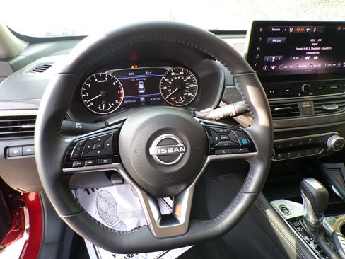 Used 2024 Nissan Altima 2.5 SV w/ SV Premium Package FWD image 11