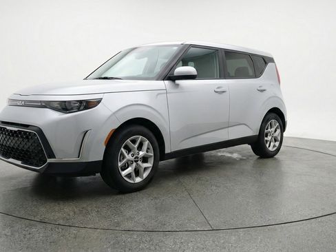 Used 2025 Kia Soul LX w/ LX Technology Package FWD image 3
