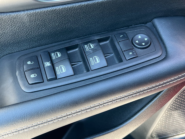 Used 2025 Chrysler Pacifica Select FWD image 16