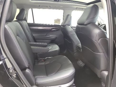 New 2026 Toyota Highlander Platinum AWD/4WD image 16
