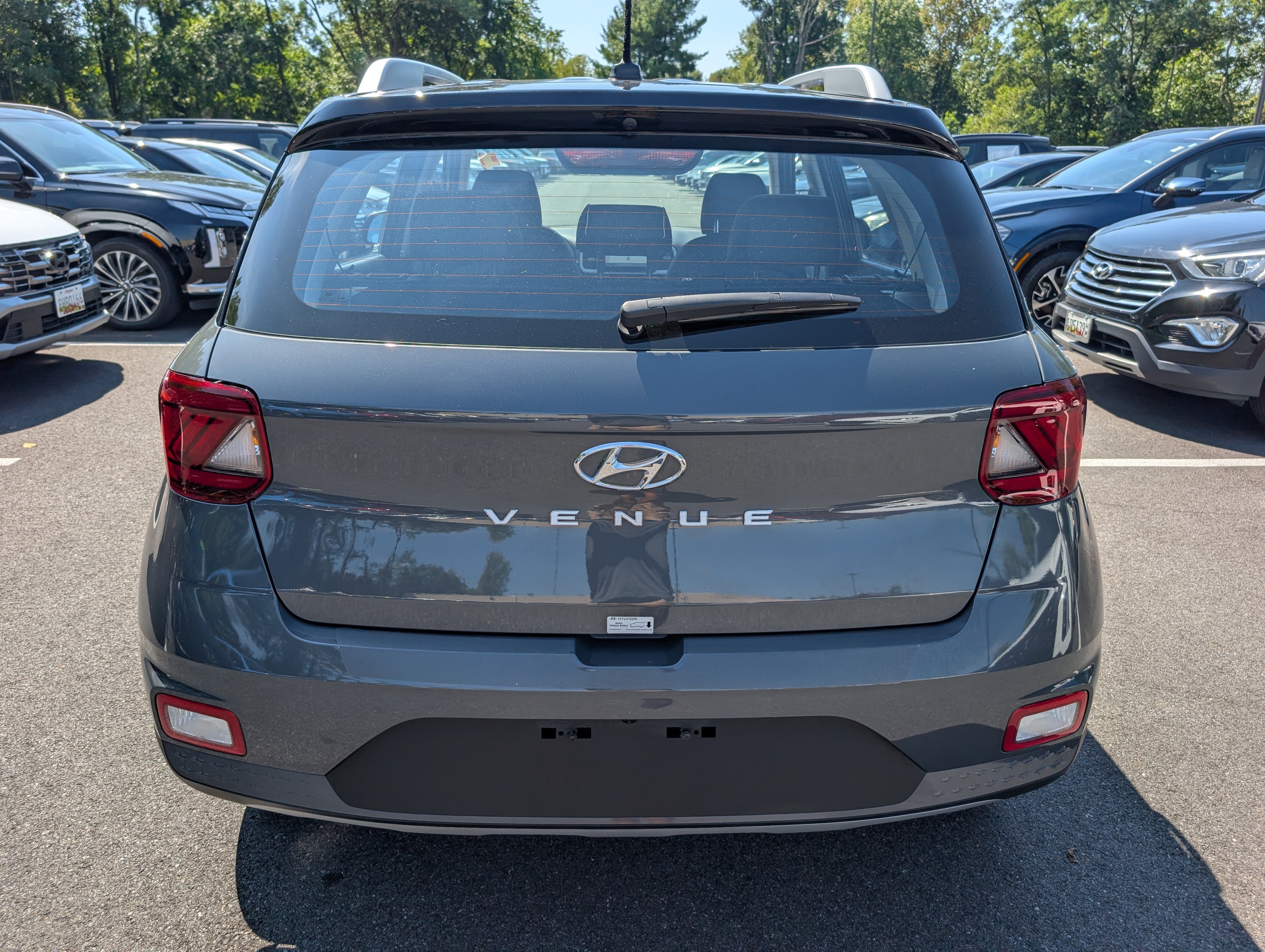 Used 2025 Hyundai Venue Limited FWD image 4