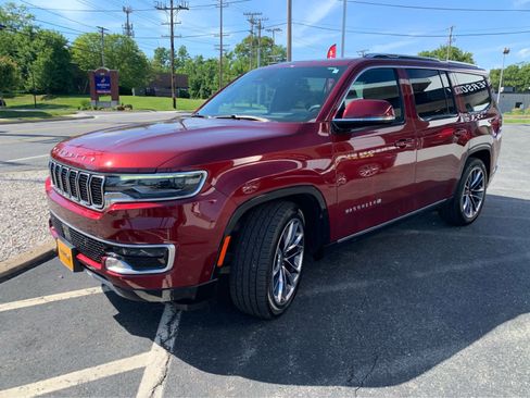 Used 2022 Jeep Wagoneer Series III w/ Premium Group I AWD/4WD image 3