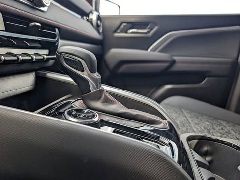 Used 2024 Chevrolet Colorado Z71 w/ Z71 Convenience Package 2 image 18