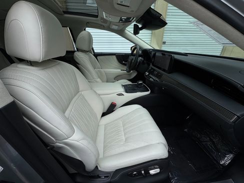 Used 2023 Lexus LS 500h AWD w/ Luxury Package image 34