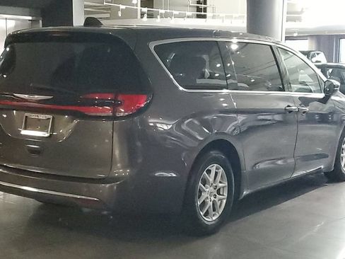 Used 2023 Chrysler Pacifica Touring-L FWD image 4