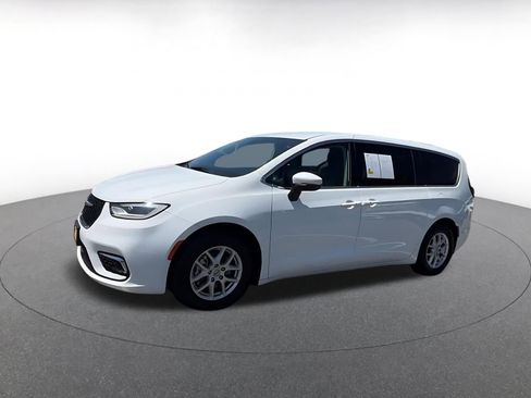 Used 2023 Chrysler Pacifica Touring-L FWD image 8
