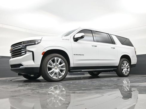 Used 2022 Chevrolet Suburban High Country RWD image 19