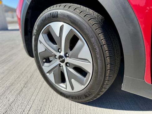 Used 2022 Kia Niro EX image 18