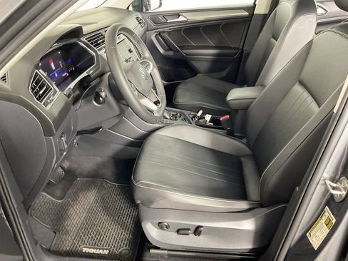 Used 2023 Volkswagen Tiguan SE w/ Panoramic Sunroof Package FWD image 18