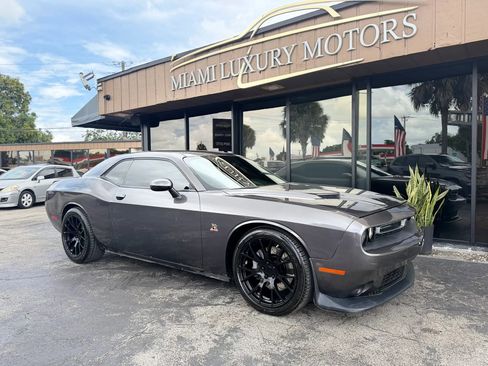 Used 2015 Dodge Challenger R/T Scat Pack w/ Leather Interior Group RWD image 3