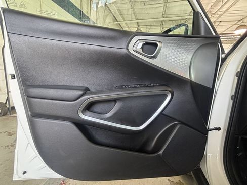 Used 2025 Kia Soul LX w/ LX Technology Package FWD image 18