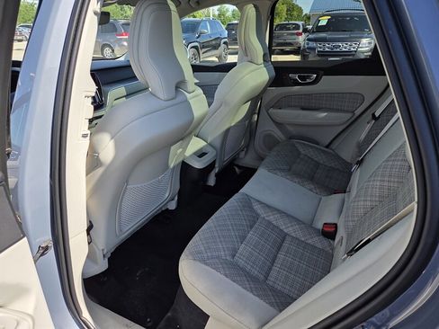 Used 2022 Volvo XC60 B5 Momentum image 11