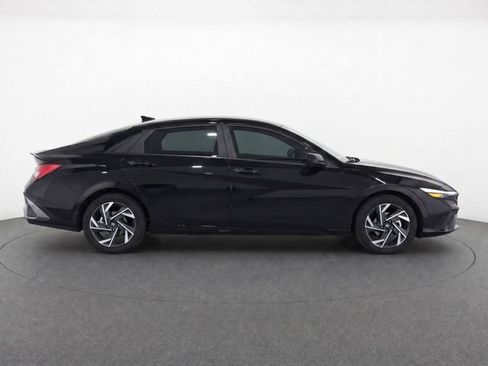 Used 2025 Hyundai Elantra SEL FWD image 4