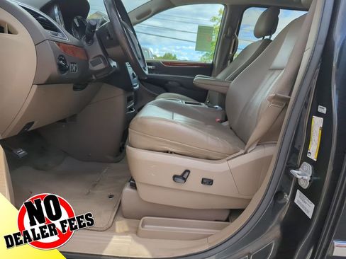 Used 2015 Chrysler Town & Country Touring-L w/ Driver Convenience Group image 13