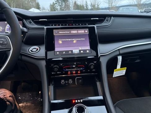 New 2025 Jeep Grand Cherokee Altitude image 22