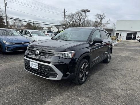 Used 2025 Volkswagen Taos SE w/ Panoramic Sunroof Package image 9