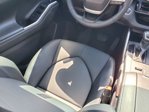 Used 2025 Toyota Highlander XLE image 16