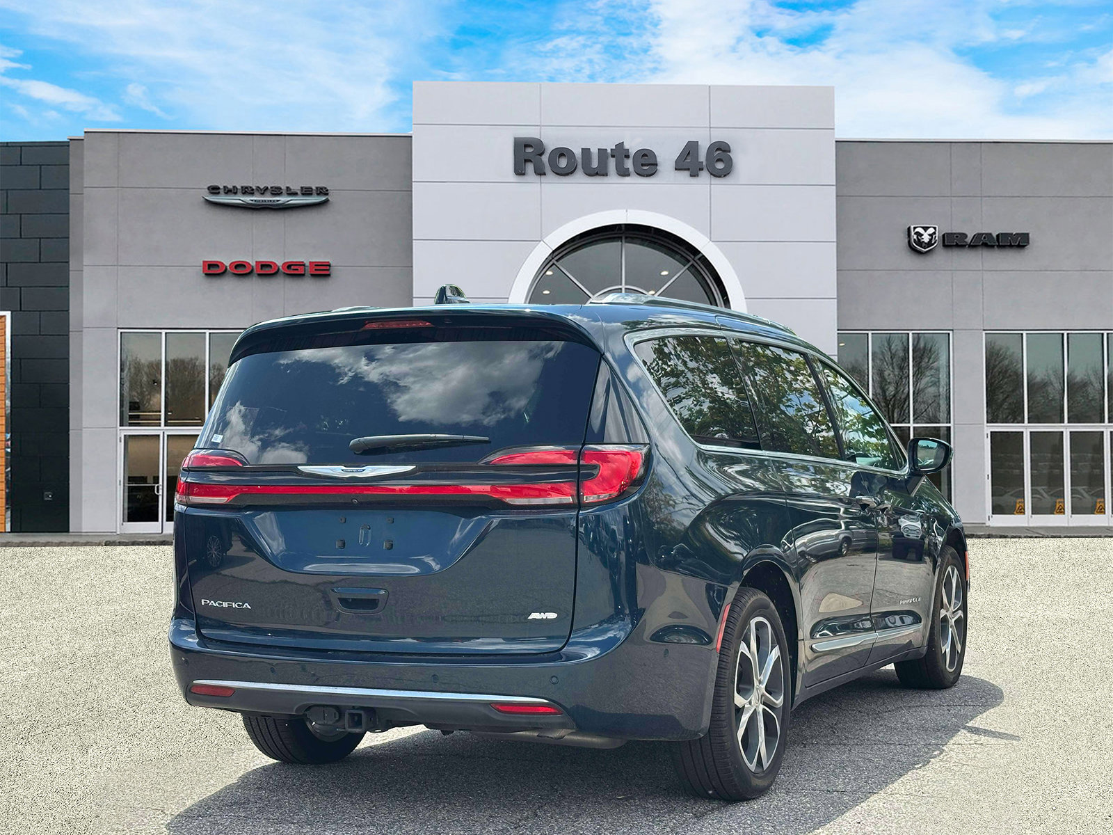 Used 2024 Chrysler Pacifica Pinnacle w/ Trailer Tow Group AWD/4WD image 5