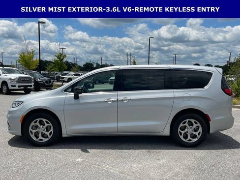 Certified 2024 Chrysler Pacifica Limited w/ Trailer Tow Group AWD/4WD image 12