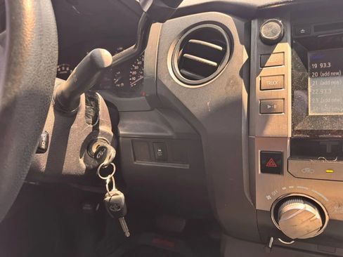 Used 2018 Toyota Tundra SR image 18