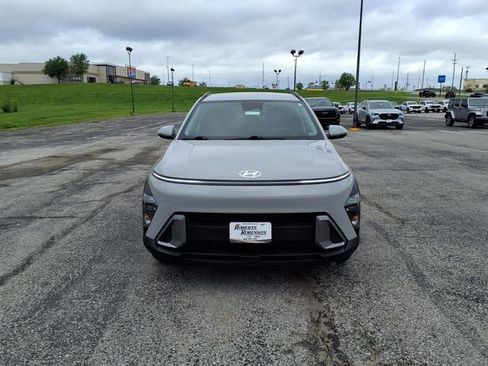 Used 2025 Hyundai Kona SEL FWD image 2