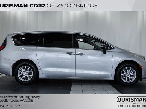 Used 2024 Chrysler Pacifica Touring-L FWD image 3