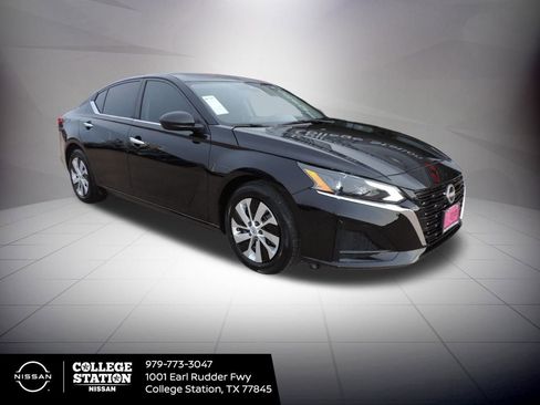 Used 2025 Nissan Altima 2.5 S image 3