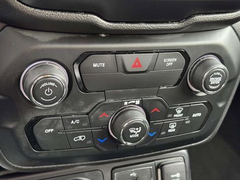 Used 2018 Jeep Renegade Latitude image 20