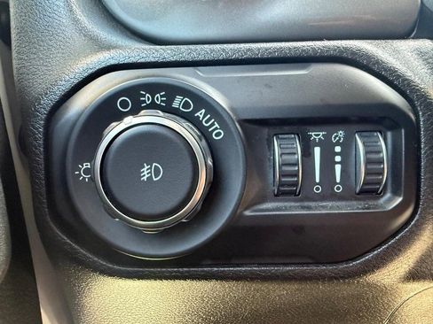 Used 2020 Jeep Wrangler Unlimited Sahara image 28