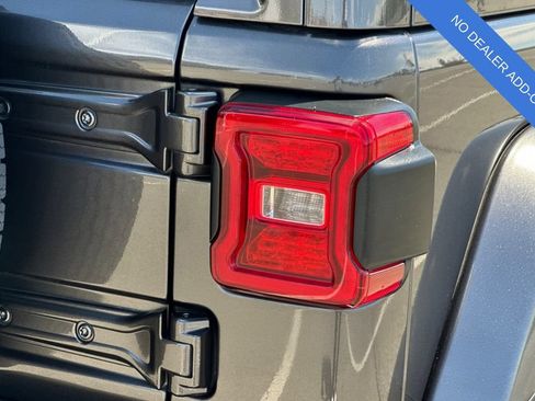 Used 2018 Jeep Wrangler Unlimited Sahara AWD/4WD image 29