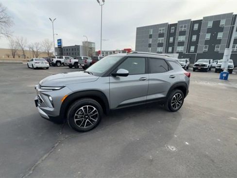 Used 2025 Chevrolet TrailBlazer LT w/ Driver Confidence Package image 4