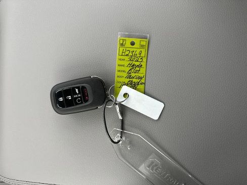 New 2025 Honda Pilot Touring image 28