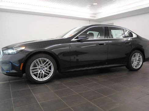 Used 2025 BMW 530i w/ Premium Package image 2