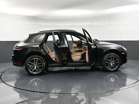 Certified 2026 Porsche Macan AWD/4WD image 36