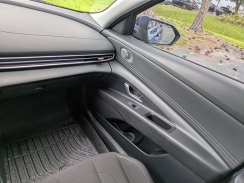 Used 2025 Hyundai Elantra SEL FWD image 11