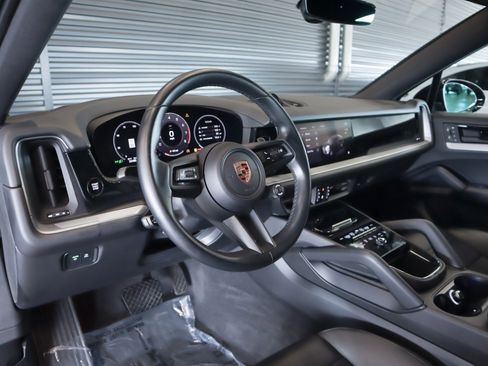 Certified 2024 Porsche Cayenne Coupe AWD/4WD image 4