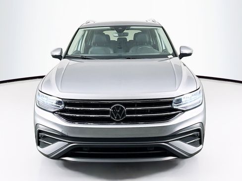 Used 2024 Volkswagen Tiguan SE image 2