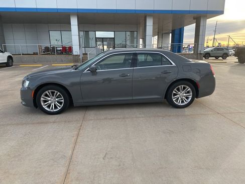 Used 2017 Chrysler 300 Limited image 24