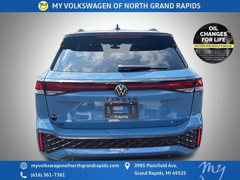 Used 2025 Volkswagen Tiguan SE R-Line AWD/4WD image 7