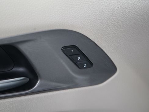 Used 2022 Chrysler Pacifica Touring-L w/ Uconnect Theater Family Group FWD image 26