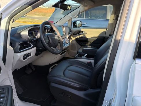 Used 2024 Chrysler Pacifica Touring-L image 16