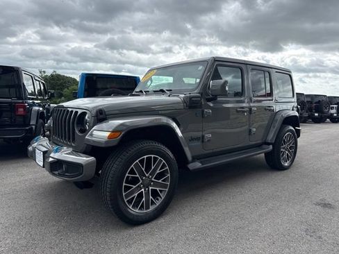 Used 2022 Jeep Wrangler Unlimited Sahara AWD/4WD image 8